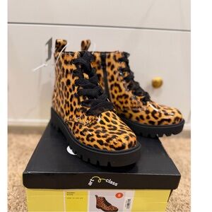 Art Class Kids  Kayden Leopard Pattern Boots Size 2 BRAND NEW